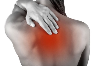causes of pain in the shoulder blades