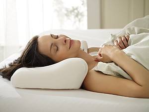 Sleeping on an orthopedic pillow