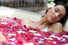 Warm aromatic bath to relieve the pain in the neck